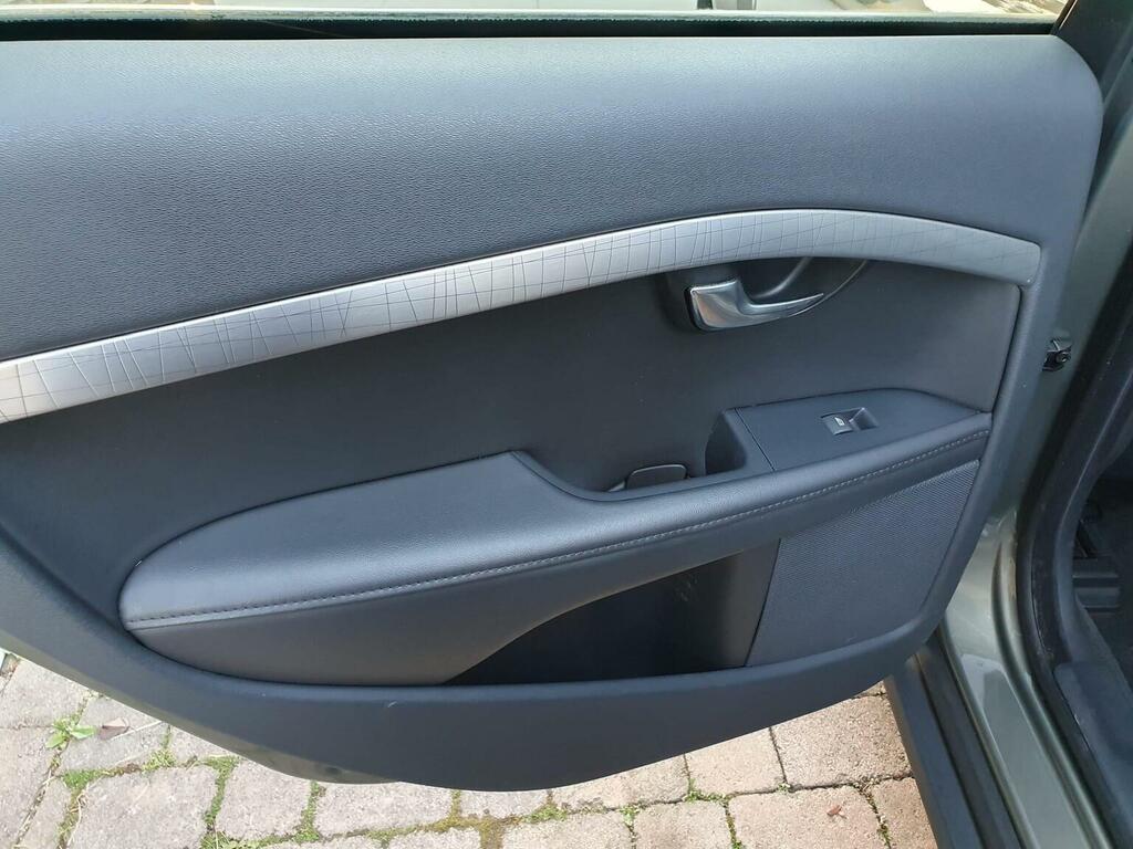 Volvo XC70 2.4 D5 Se Lux Silver #37