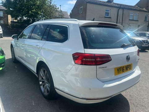 Volkswagen Passat 2016 16 Gt White #4