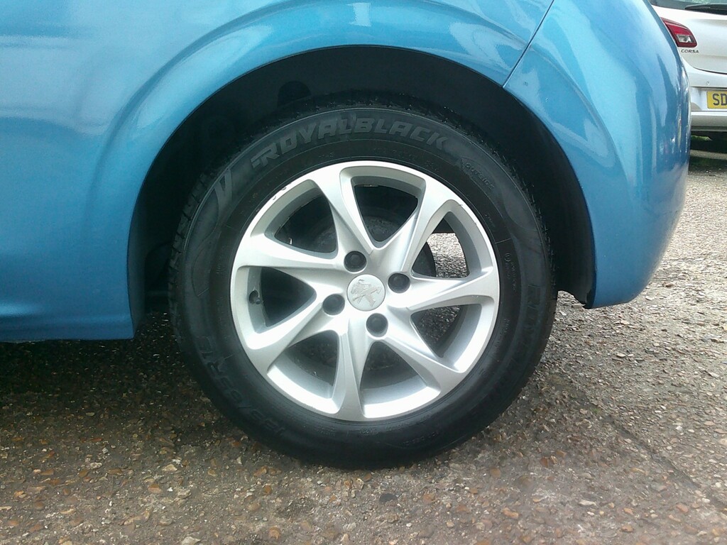 Peugeot 208 Active Silver #9