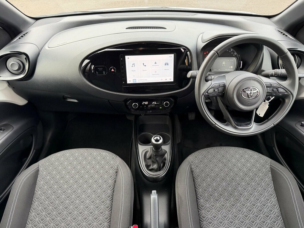 Toyota Aygo X 1.0 Vvt-i Edge RO25BDE White #2