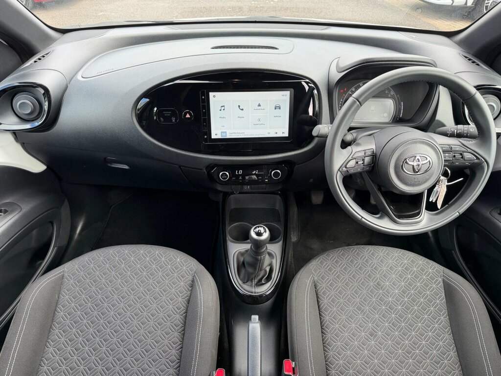 Toyota Aygo X 1.0 Vvt-i Edge RK74KMJ White #2