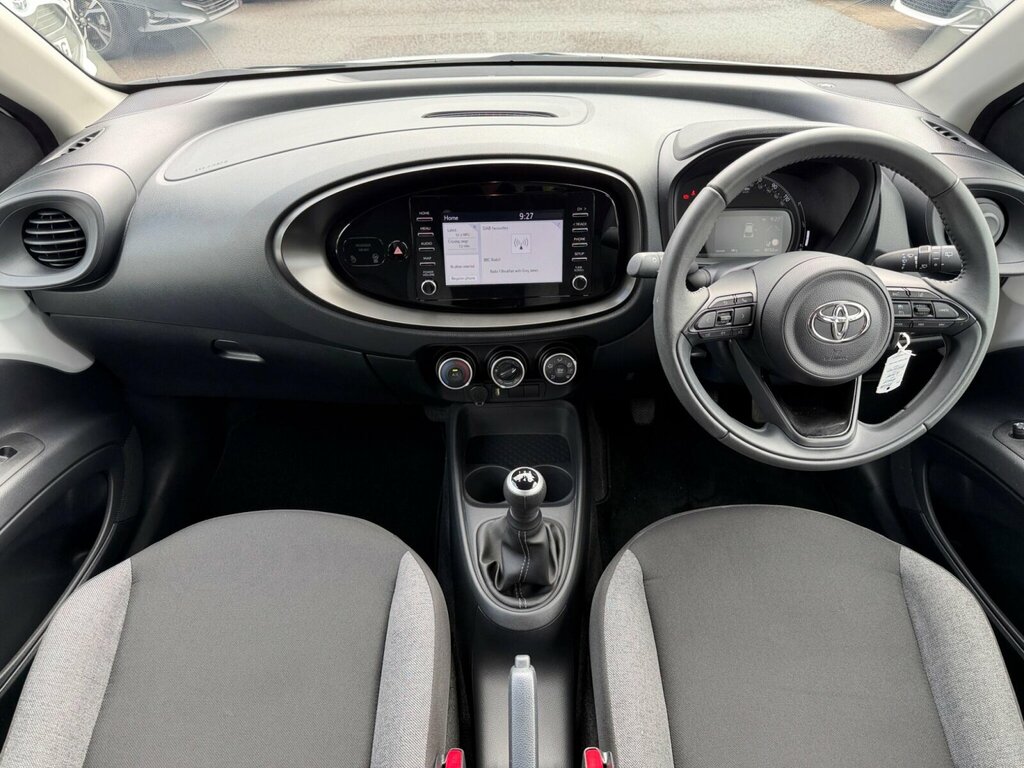Toyota Aygo X 1.0 Vvt-i Pure RO73KHD White #2