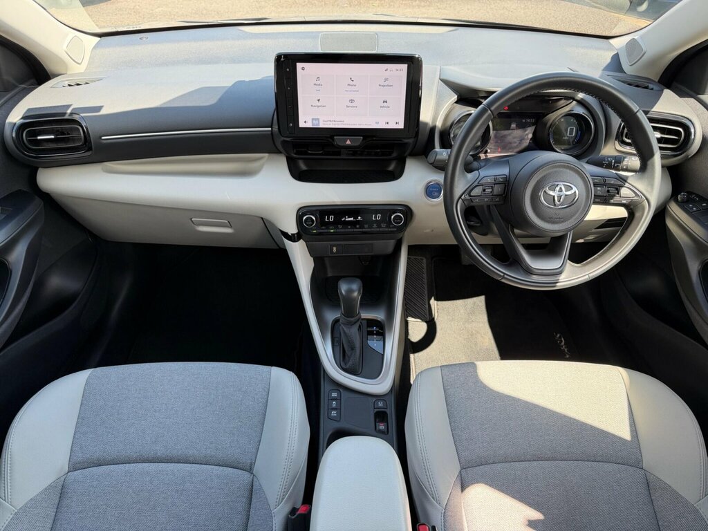 Toyota Yaris 1.5 Hybrid Excel Cvt RJ72ZZD Black #2