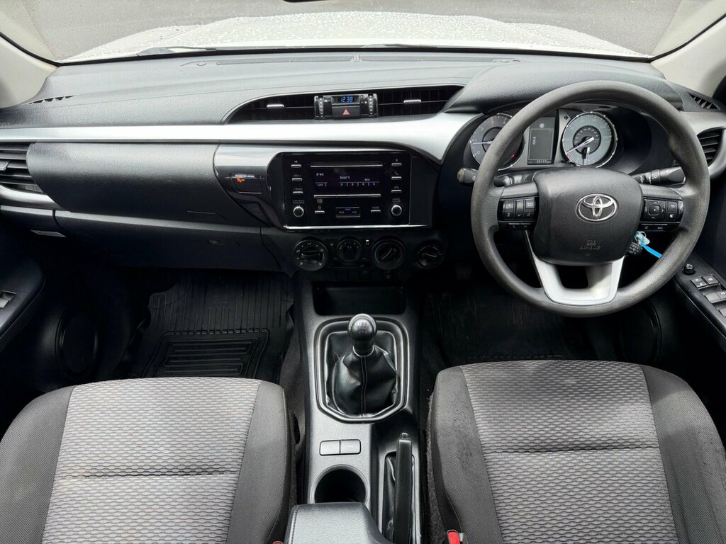 Toyota HILUX Active Dcab Pick Up 2.4 D-4d White #2
