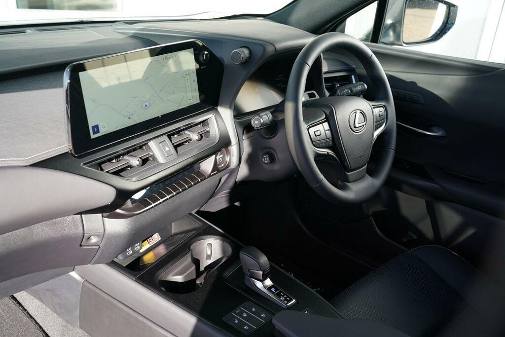 Lexus UX 300H Takumi White #2