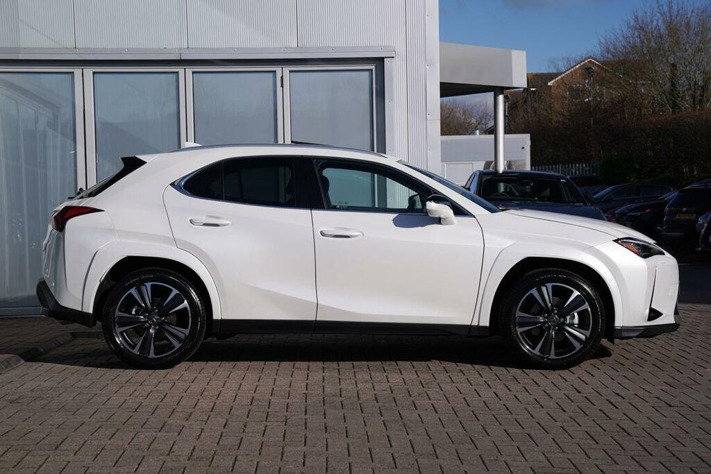 Lexus UX 300H Takumi White #4