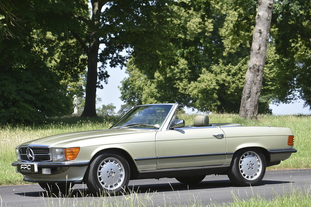 Mercedes-Benz SL Class Saloon Green #3