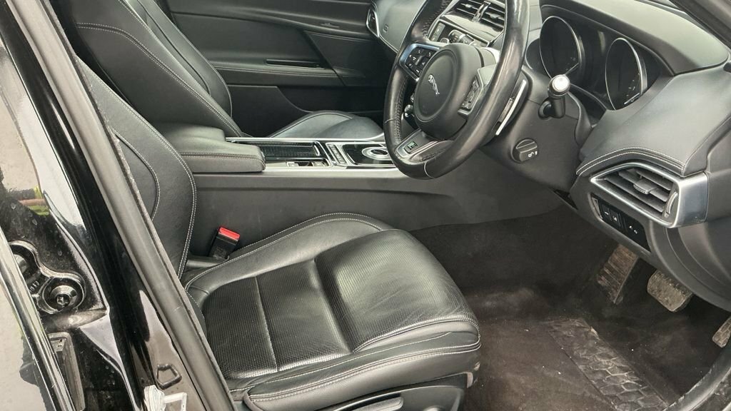 Jaguar XE 2L R-sport Black #2