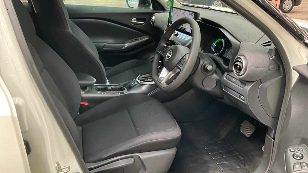 Nissan Juke 1.6L Acenta Premium White #2
