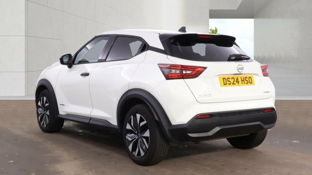 Nissan Juke 1.6L Acenta Premium White #4
