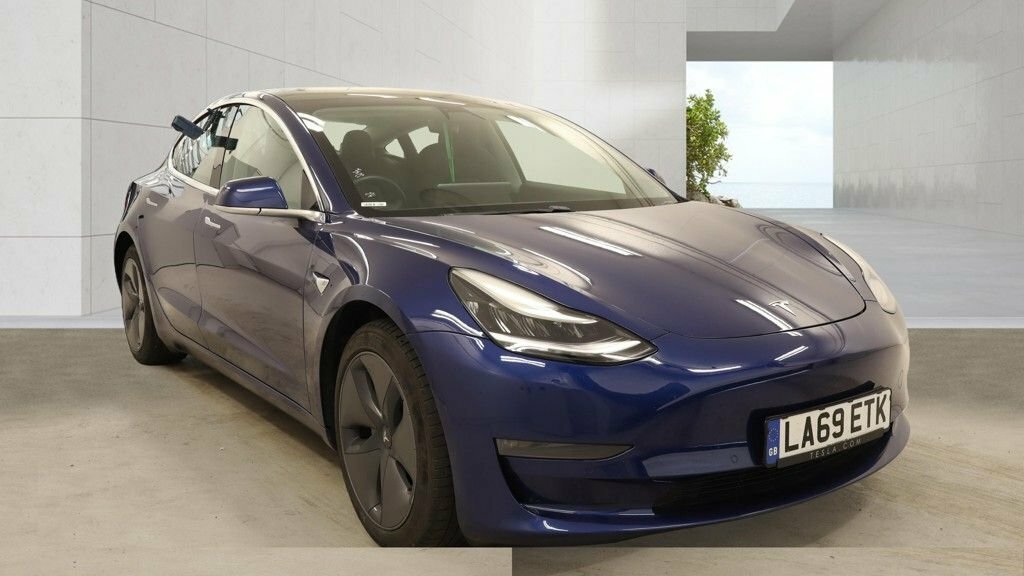 Tesla Model 3 Saloon Blue