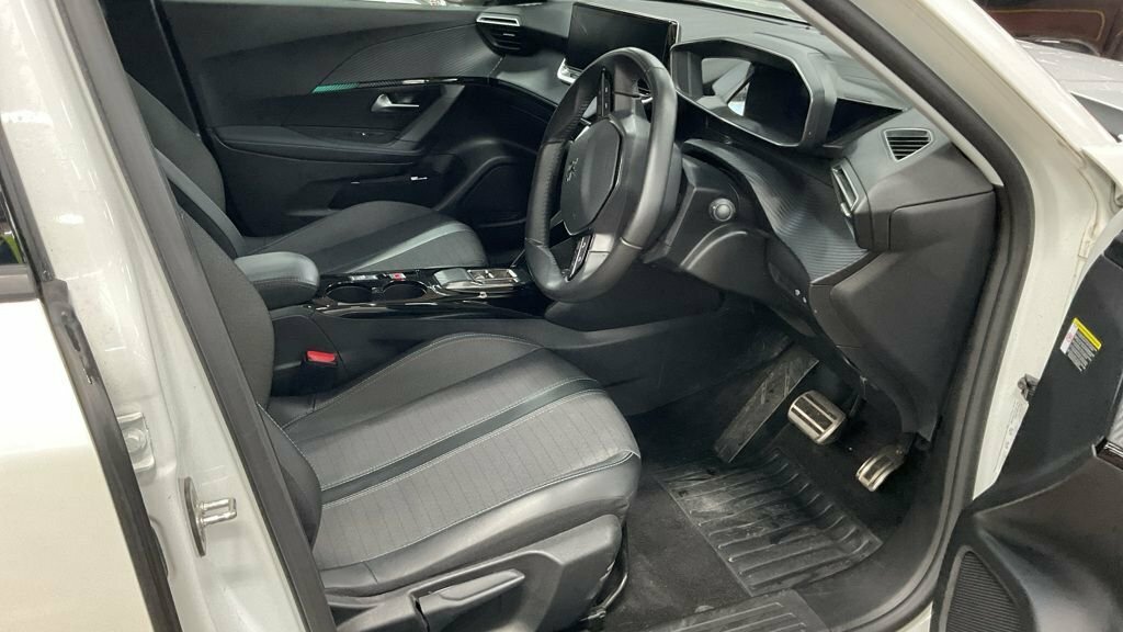 Peugeot e-2008 Suv White #2