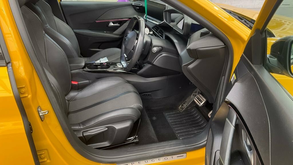 Peugeot e-208 Hatchback Yellow #2