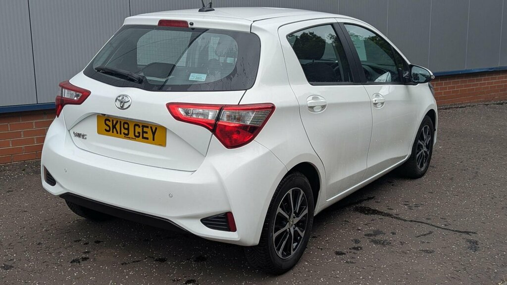 Toyota Yaris 1.5 Vvt-i Icon Tech Euro 6 White #4