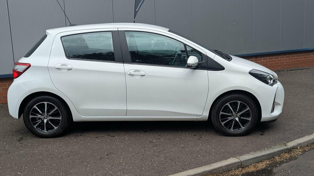 Toyota Yaris 1.5 Vvt-i Icon Tech Euro 6 White #3
