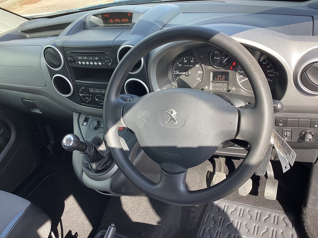 Peugeot Partner Van White #7