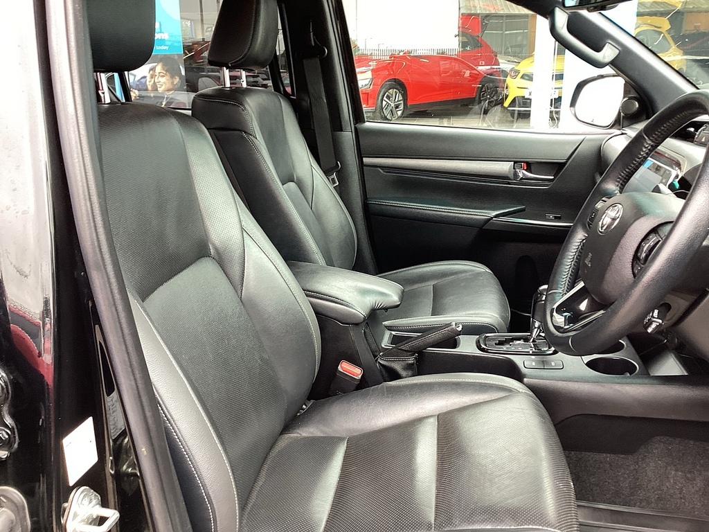 Toyota HILUX Invincible 4Wd D-4d Dcb Red #10