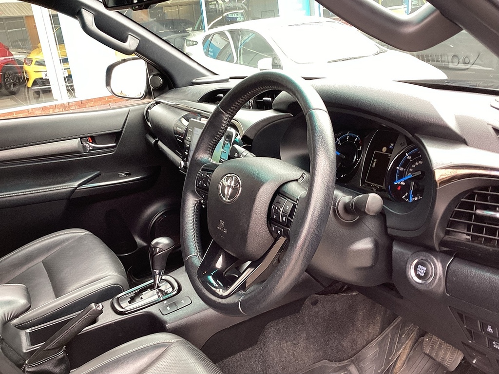 Toyota HILUX D-4d Invincible X Black #6