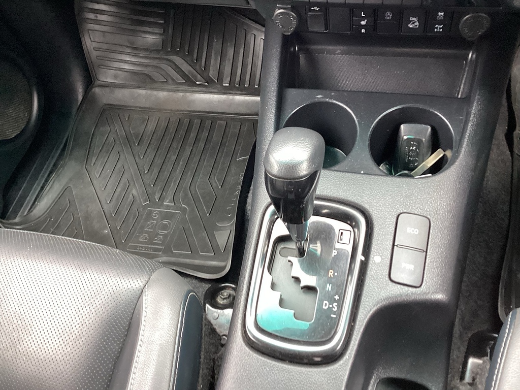 Toyota HILUX Invincible 4Wd D-4d Dcb Red #17