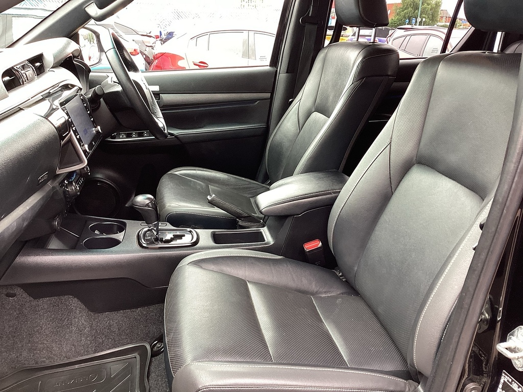 Toyota HILUX Invincible 4Wd D-4d Dcb Red #27