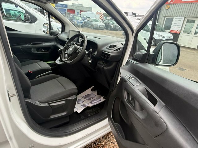 Vauxhall Combo Turbo D 2300 Sportive White #4