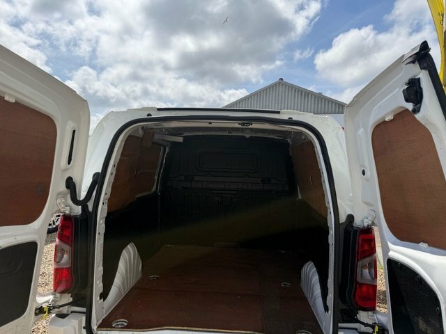 Vauxhall Combo Turbo D 2300 Sportive White #4