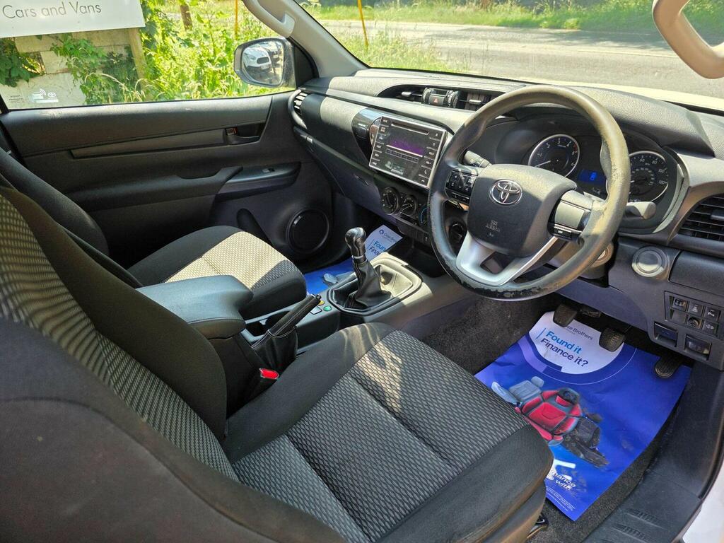 Toyota HILUX Active 4Wd D-4d Sc White #17