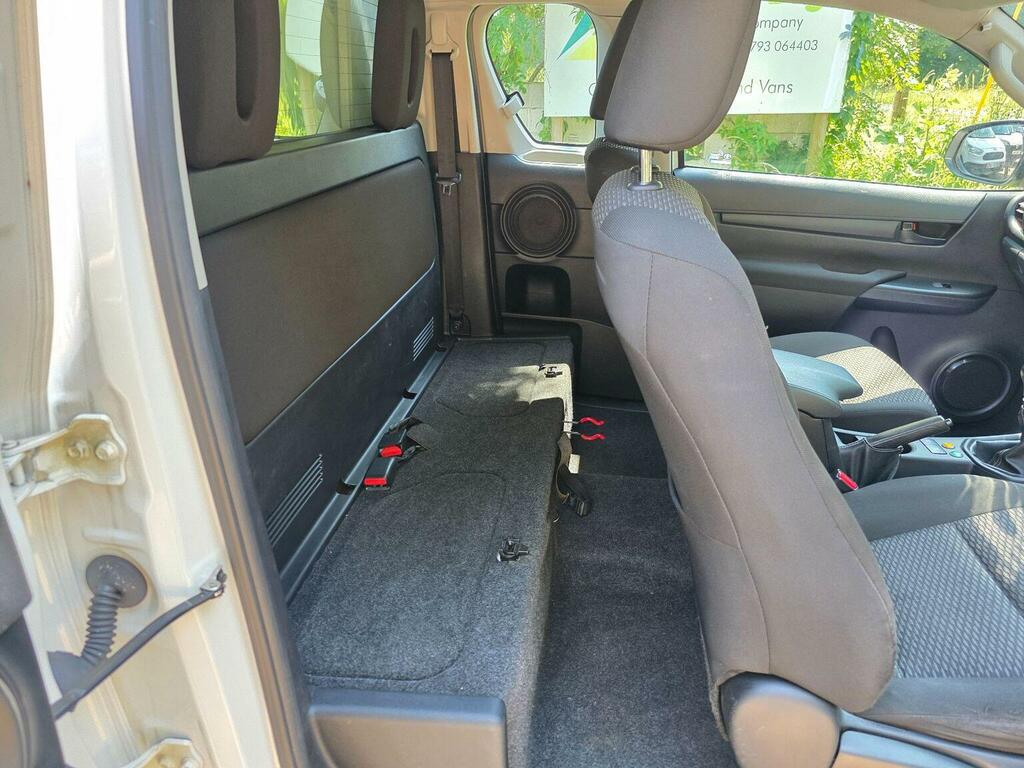 Toyota HILUX Active 4Wd D-4d Sc White #18