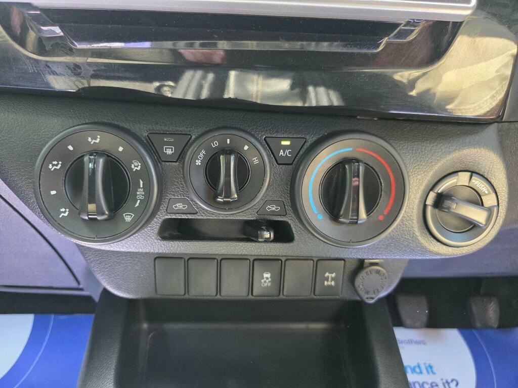 Toyota HILUX Active 4Wd D-4d Sc White #24