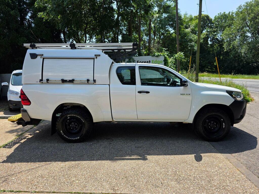 Toyota HILUX Pickup 2.4 D-4d Active 4Wd Euro 6 3.5T 2019 White #2