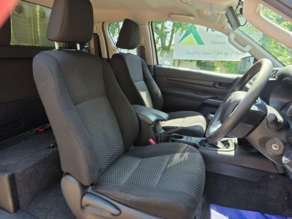 Toyota HILUX Active 4Wd D-4d Sc White #16