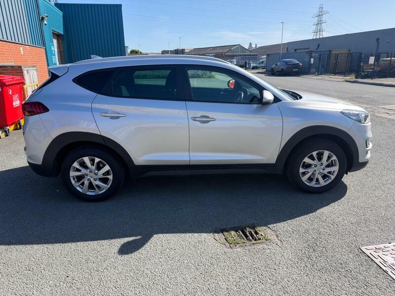 Hyundai Tucson 1.6-Gdi-se-nav-euro-6-ss-5dr Silver #2