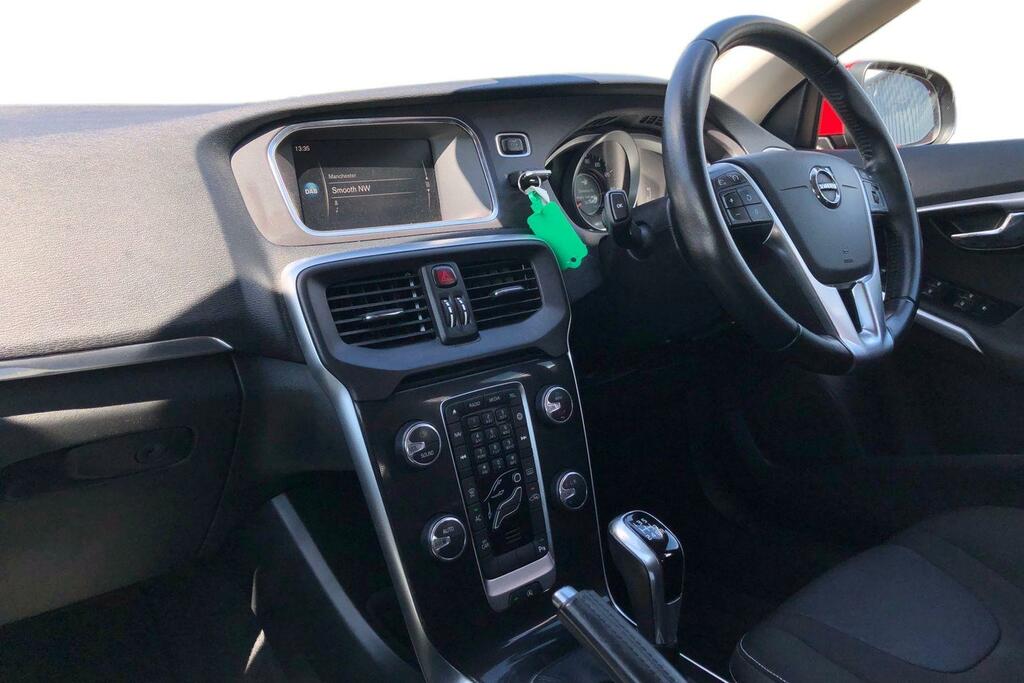Volvo V40 T2 122 Momentum Nav Plus P60PNS Red #4