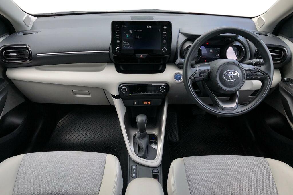 Toyota Yaris 1.5 Hybrid Excel Cvt DE71ZRX Red #3