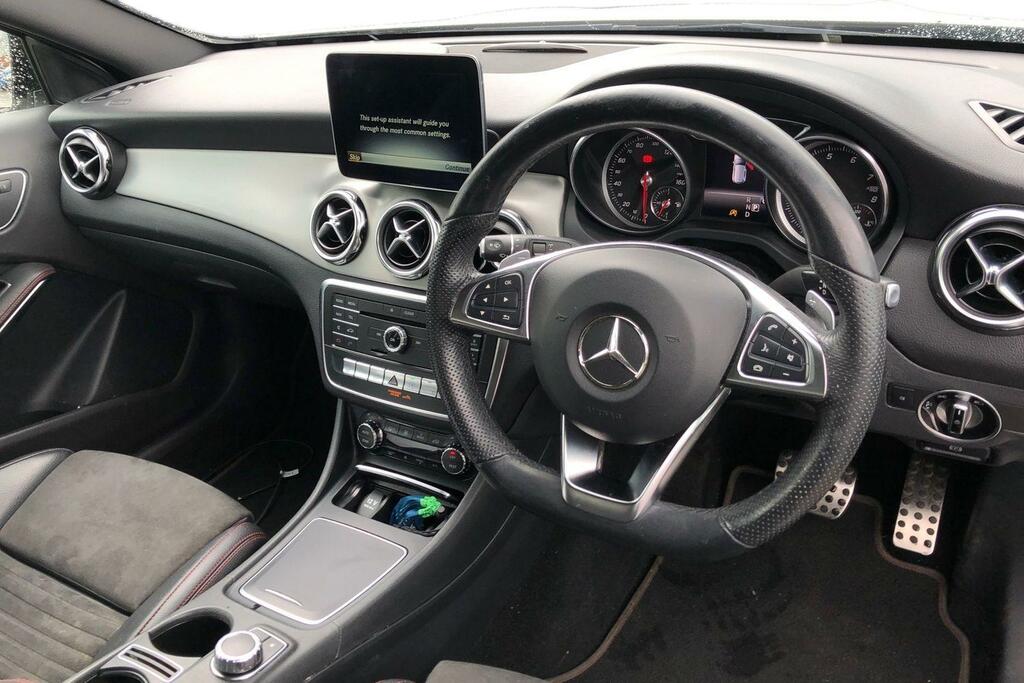 Mercedes-Benz GLA Class Gla 200 Amg Line Premium Plus EF18WCY White #3