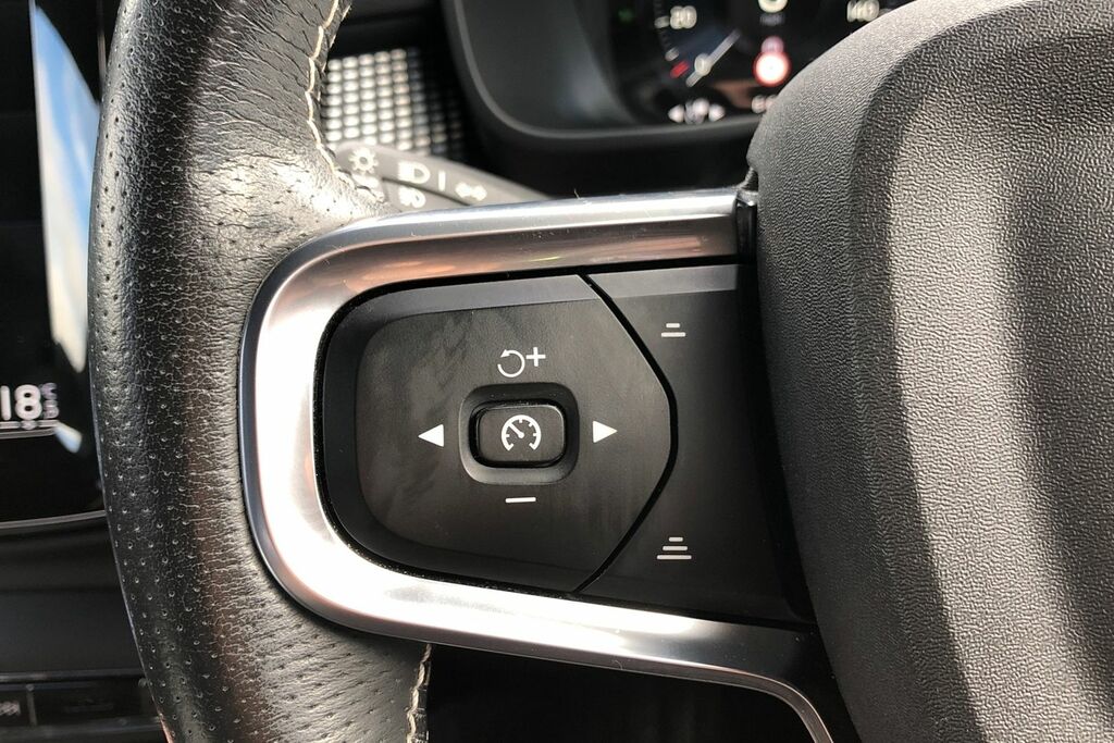 Volvo XC40 2.0 B4p R Design KP70CVE Black #6