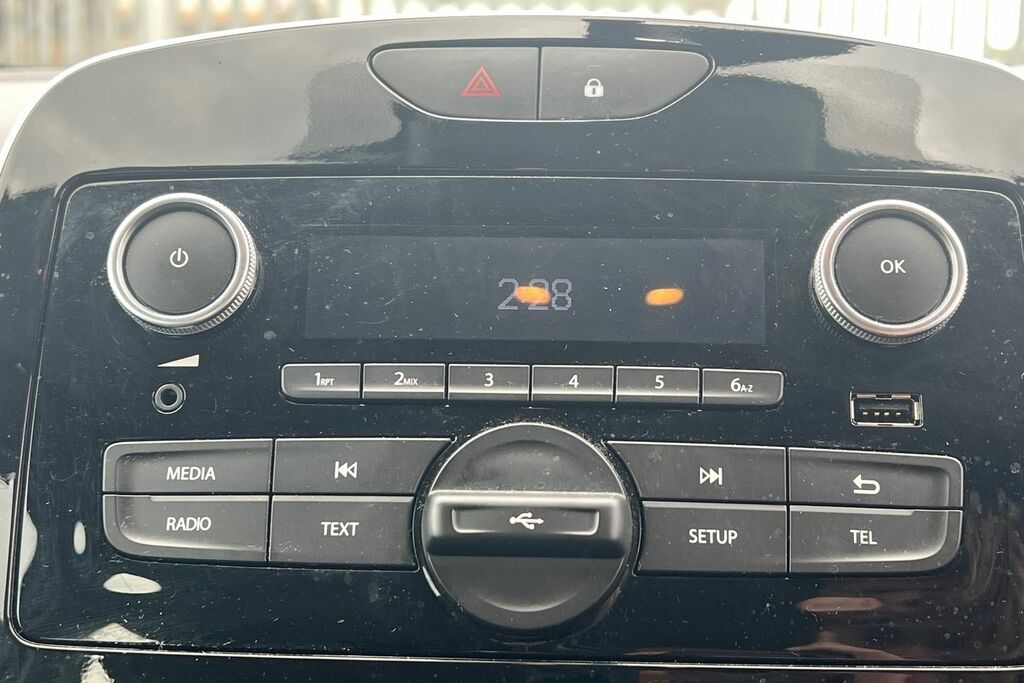 Renault Clio 0.9 Tce 75 Play SJ19UEZ White #6