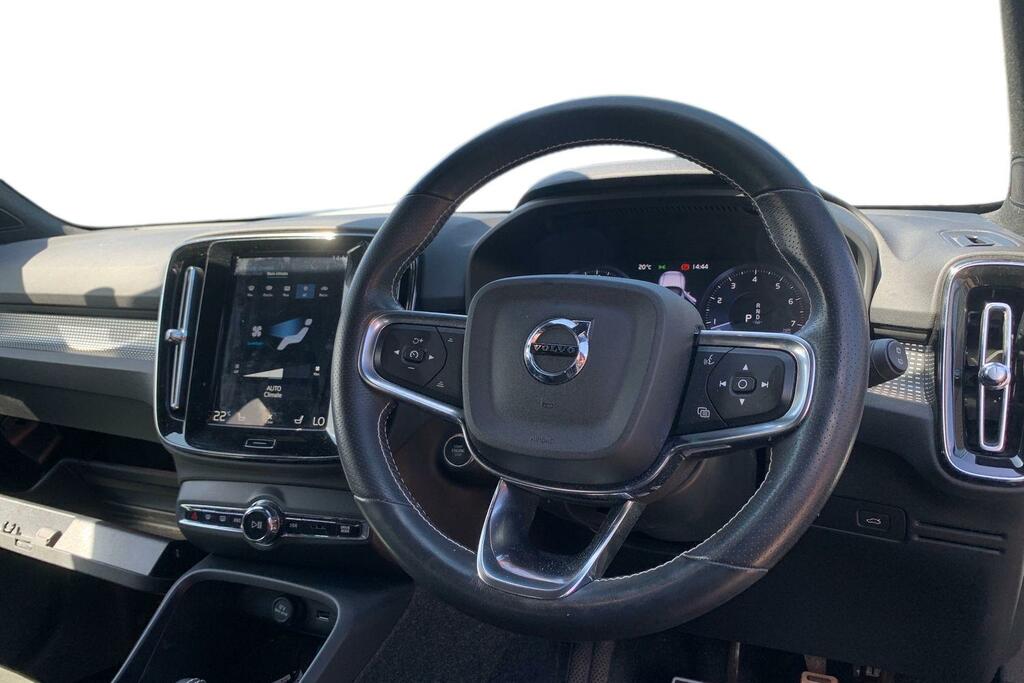 Volvo XC40 2.0 B4p R Design Pro OU21KPP White #3