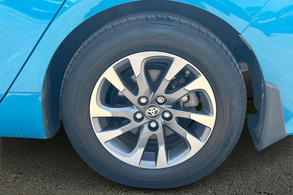 Toyota Prius+ Business Edition Plus Red #20