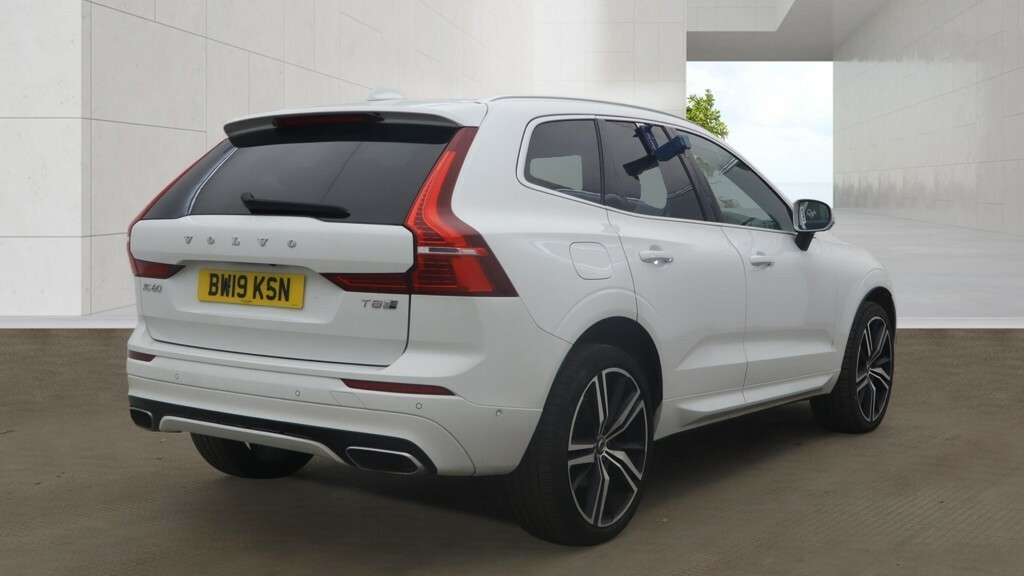 Volvo XC60 2.0 R-design T8 Twin Engine Awd White #4