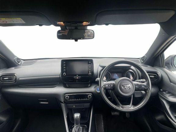 Toyota Yaris Dynamic 1.5 Hybrid YD22DZK White #5