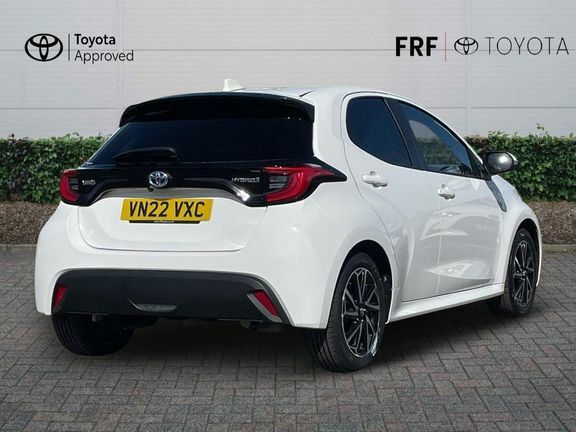 Toyota Yaris Design VN22VXC White #2