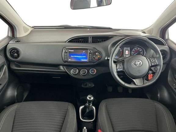 Toyota Yaris 1.5 Design CP67MYY Red #6