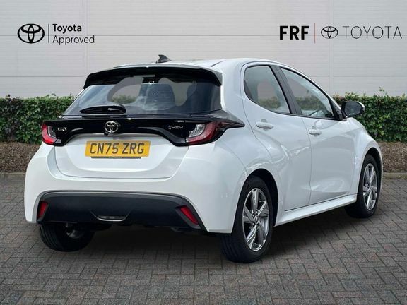 Toyota Yaris Icon CN75ZRG White #2