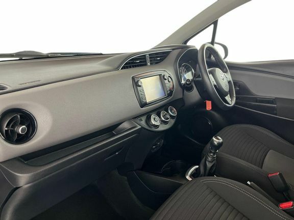 Toyota Yaris Icon 1.5M CV68HBN Silver #5