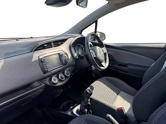 Toyota Yaris Icon Tech 1.5M CU68YKL White #5