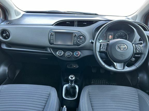 Toyota Yaris 1.5 Icon Red #6