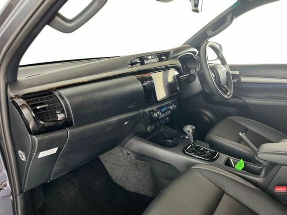 Toyota HILUX Invincible X Dc 2.8 Hybrid 48V CP75GVD Grey #5