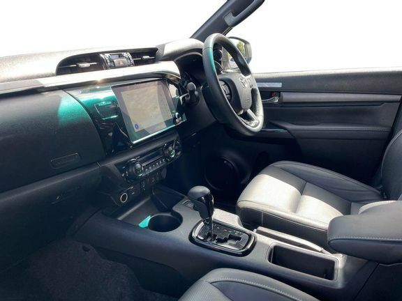 Toyota HILUX Invincible X Dc 2.8 Hybrid 48V CP75HXS White #5