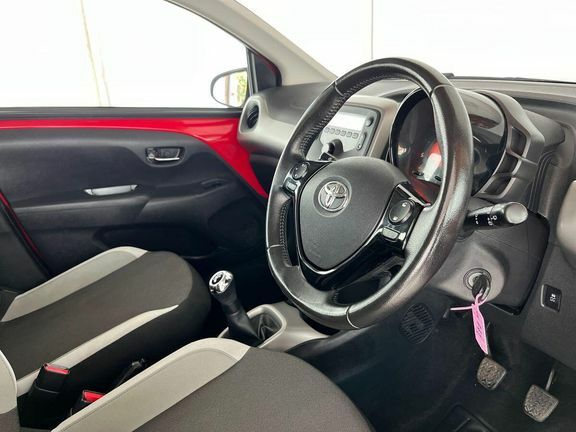 Toyota Aygo 1L X-play Red #12